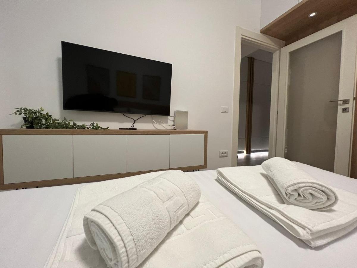 Perfect Host * Iasi